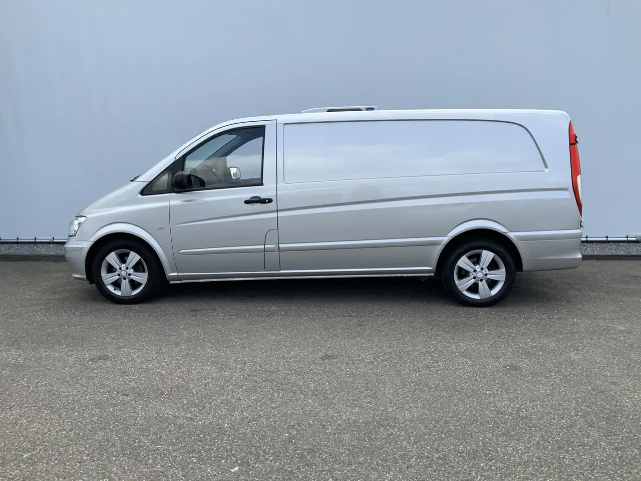 Mercedes-Benz Vito 122 CDI Automaat Koel Auto werkt 100 % 0.gr Airco - شاحنة توصيل مبردة: صورة 3 Mercedes-Benz Vito 122 CDI Automaat Koel Auto werkt 100 % 0.gr Airco - شاحنة توصيل مبردة: صورة 3