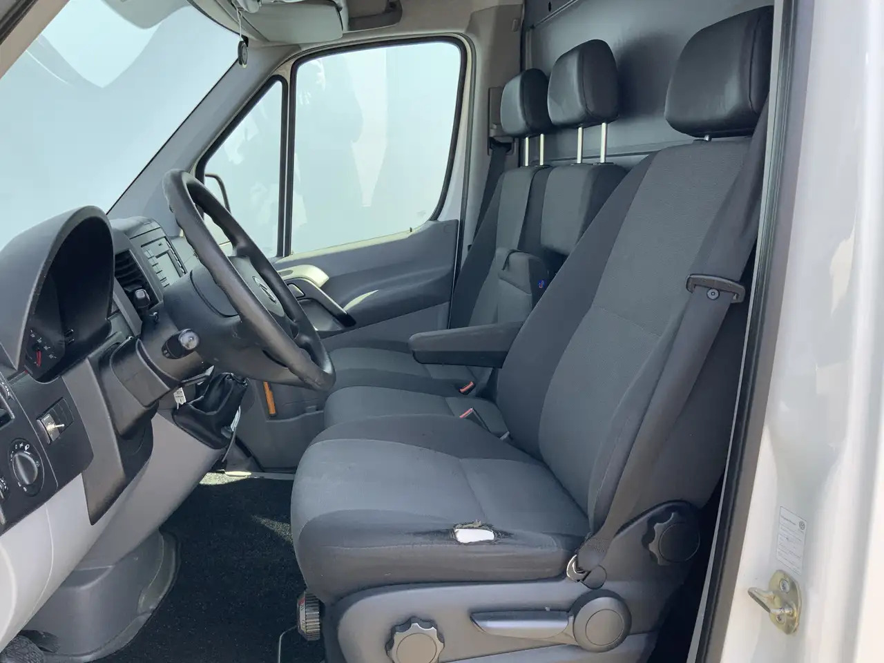 Volkswagen Crafter 35 2.0 TDI L1H1 Airco Cruise 3 Zits Trekhaak 2000 - فان: صورة 4 Volkswagen Crafter 35 2.0 TDI L1H1 Airco Cruise 3 Zits Trekhaak 2000 - فان: صورة 4