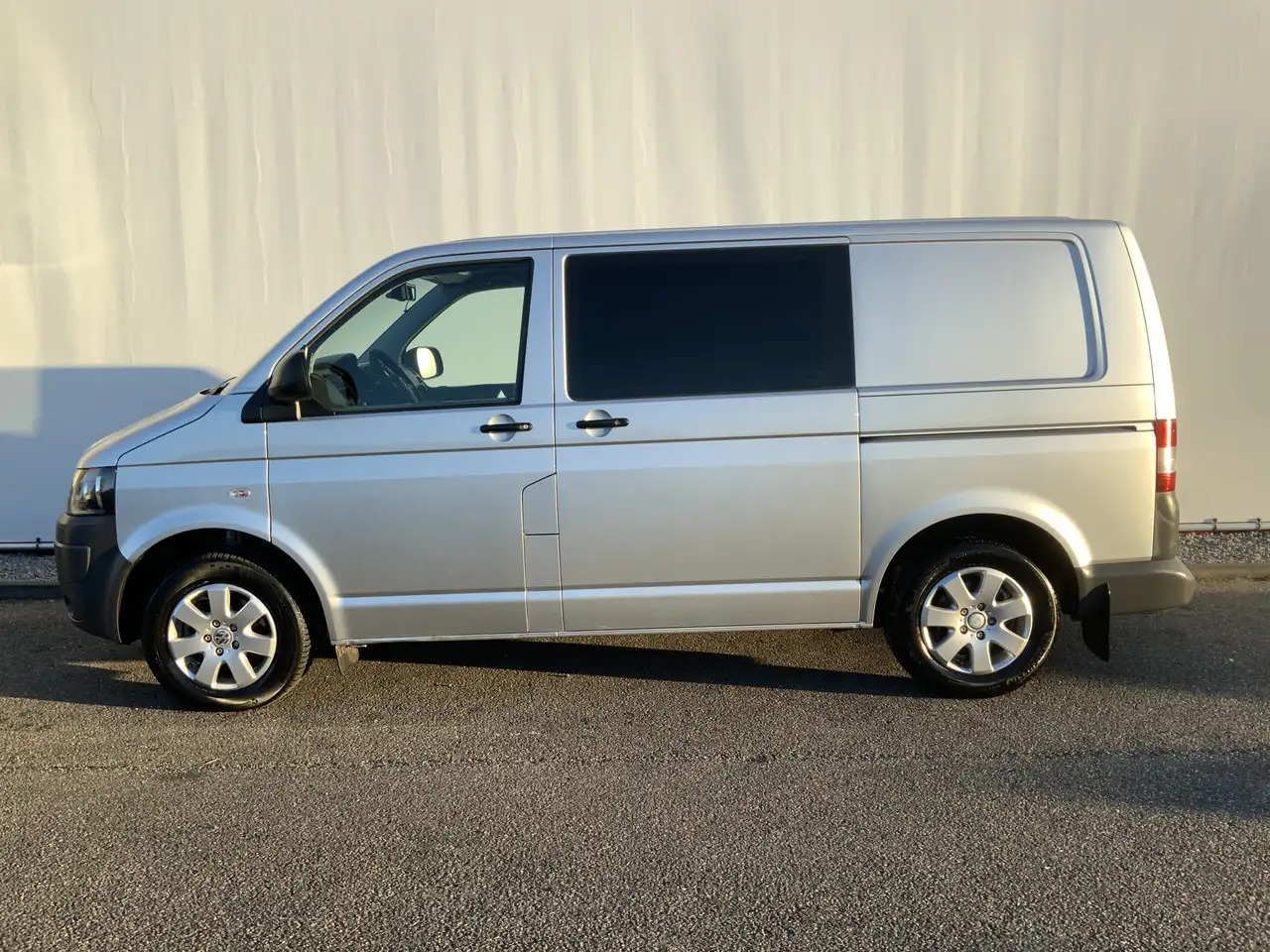 Volkswagen T5 Transporter 2.0 L1H2 Benzine Airco Navi Dub Schuifdeuren Leer - فان: صورة 3 Volkswagen T5 Transporter 2.0 L1H2 Benzine Airco Navi Dub Schuifdeuren Leer - فان: صورة 3