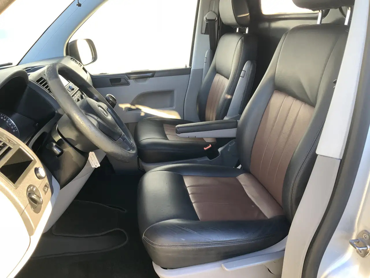 Volkswagen T5 Transporter 2.0 L1H2 Benzine Airco Navi Dub Schuifdeuren Leer - فان: صورة 4 Volkswagen T5 Transporter 2.0 L1H2 Benzine Airco Navi Dub Schuifdeuren Leer - فان: صورة 4