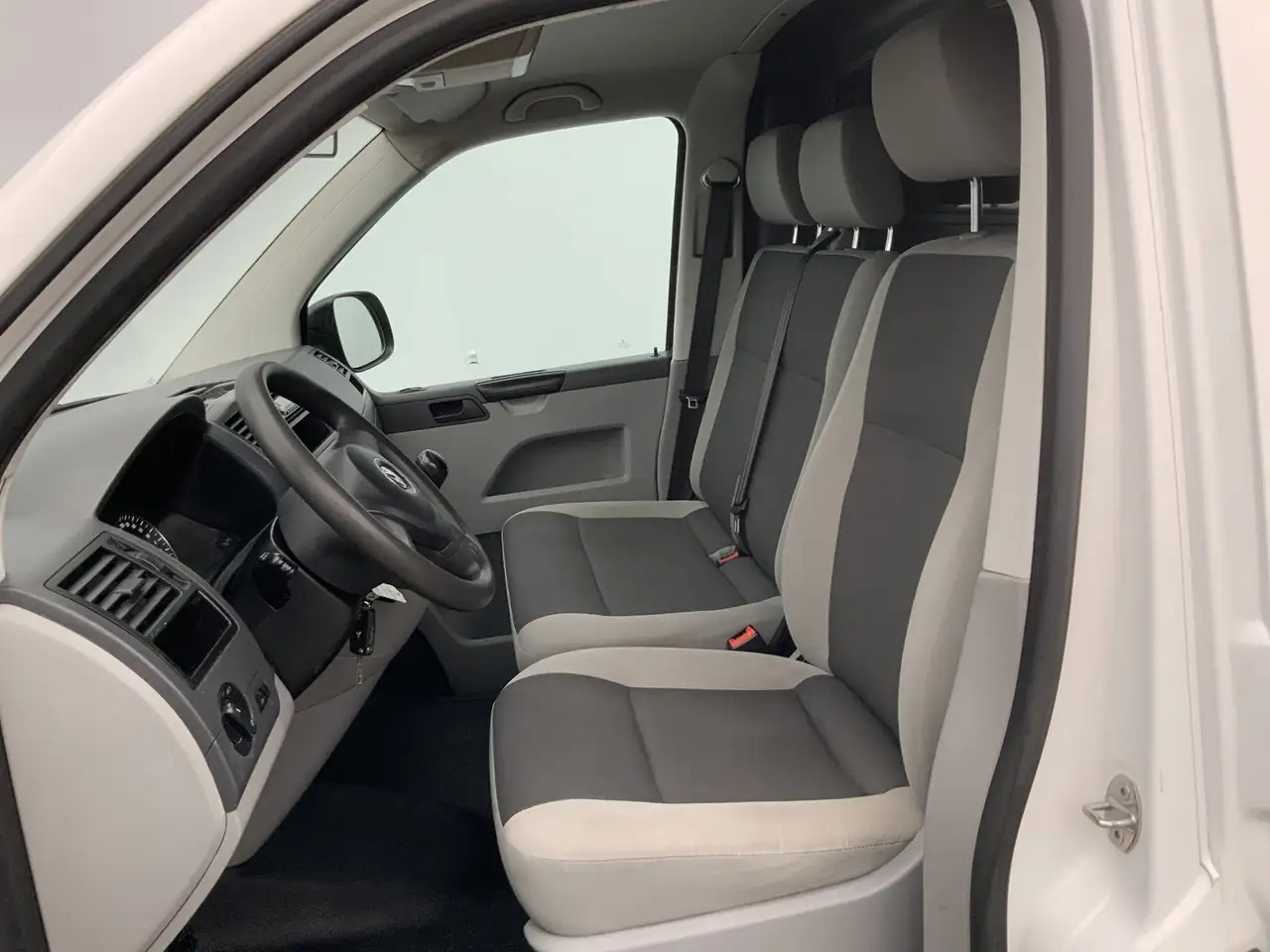 Volkswagen T5 Transporter 2.0 TDI L2H2 Airco Cruise 3 Zits Imperiaal & Trekh - فان: صورة 5 Volkswagen T5 Transporter 2.0 TDI L2H2 Airco Cruise 3 Zits Imperiaal & Trekh - فان: صورة 5