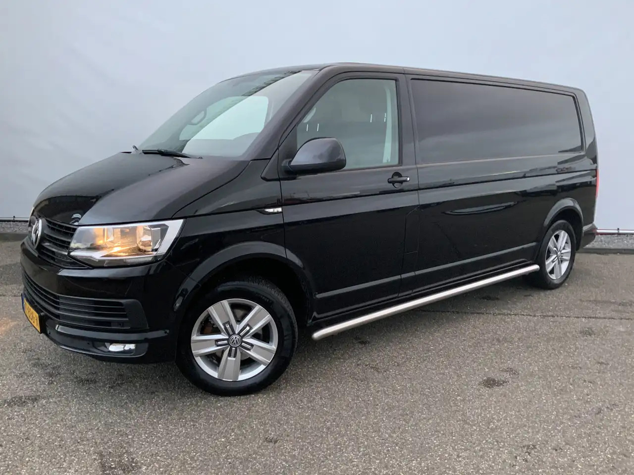 Volkswagen T6 Transporter 2.0 TDI L2H2 Highline Automaat Airco Cruise Navi A - فان: صورة 1 Volkswagen T6 Transporter 2.0 TDI L2H2 Highline Automaat Airco Cruise Navi A - فان: صورة 1