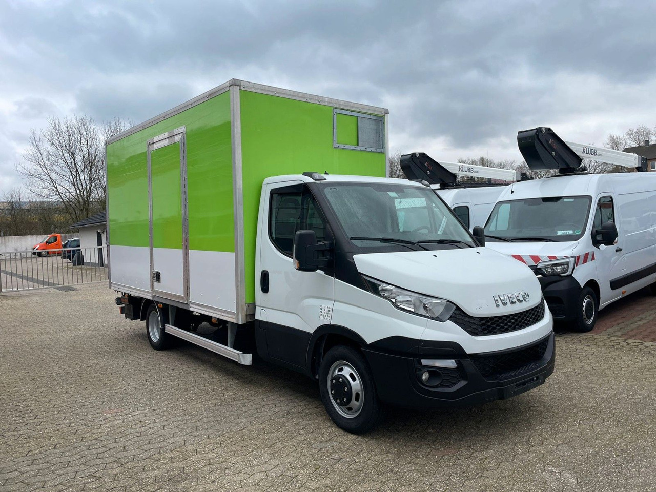 Iveco Daily 35C15 Koffer 4.2m Ladebordwand - شاحنة بصندوق مغلق: صورة 2 Iveco Daily 35C15 Koffer 4.2m Ladebordwand - شاحنة بصندوق مغلق: صورة 2