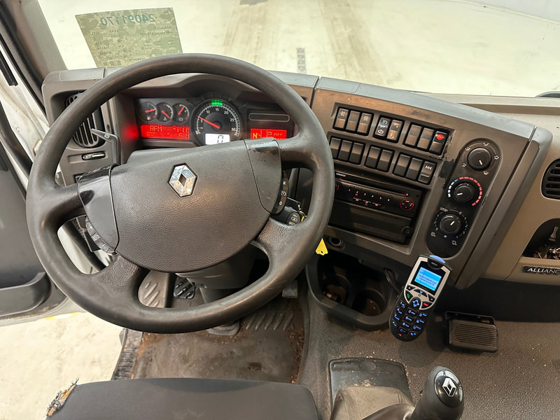 Interior photo 1: شاحنة صهريج Renault Premium 310 DXi