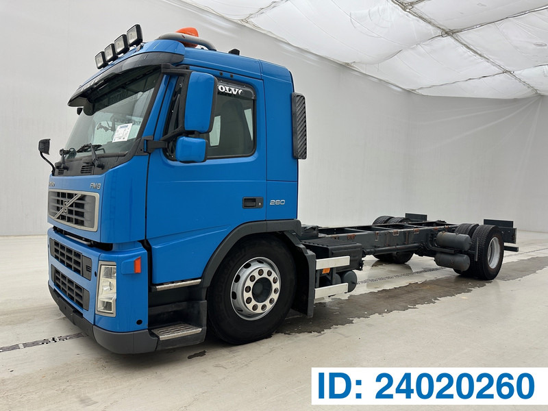 Volvo FM9.260 - شاحنة بهيكل معدني للمقصورة: صورة 1 Volvo FM9.260 - شاحنة بهيكل معدني للمقصورة: صورة 1