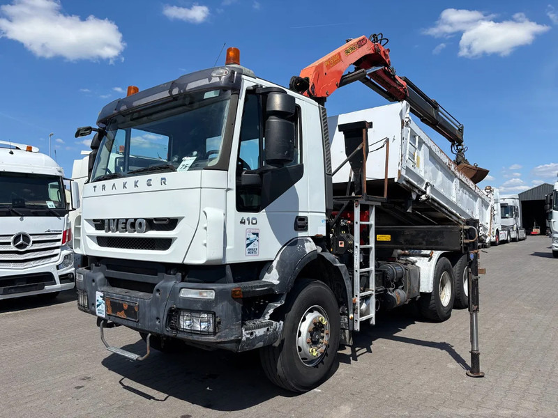 Iveco Trakker 410 6X4 Manual Gearbox 2 Way Tipper + Palfinger PK15500 - شاحنة قلاب, شاحنة كرين: صورة 1 Iveco Trakker 410 6X4 Manual Gearbox 2 Way Tipper + Palfinger PK15500 - شاحنة قلاب, شاحنة كرين: صورة 1