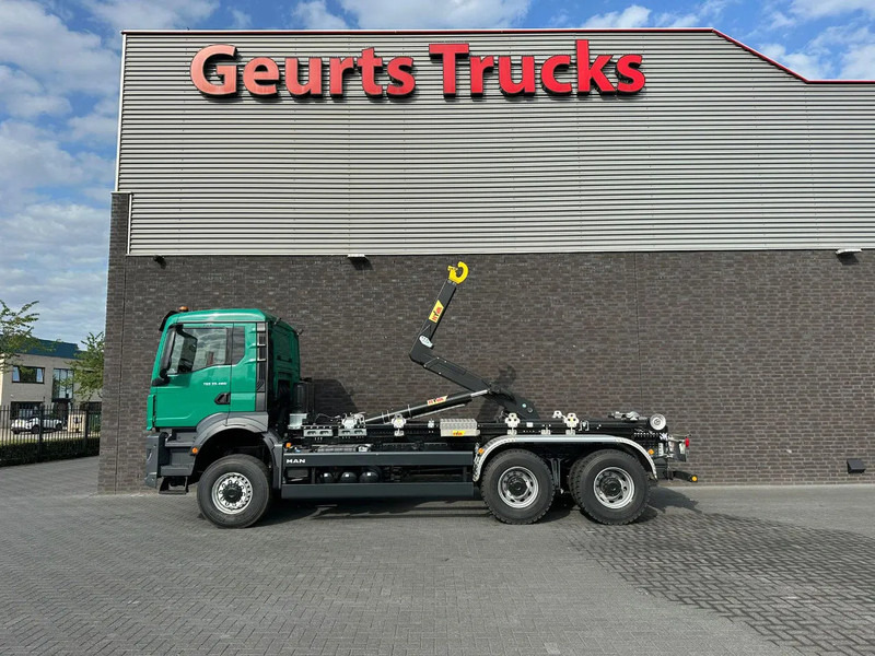 MAN TGS 33.480 6X6 HYVA LIFT 26-55-S HAAKARM / ABROLLKIPPER/ HOOKLIFT (NIEUWE/ NEU/ NEW) - شاحنة برافعة خطافية: صورة 1 MAN TGS 33.480 6X6 HYVA LIFT 26-55-S HAAKARM / ABROLLKIPPER/ HOOKLIFT (NIEUWE/ NEU/ NEW) - شاحنة برافعة خطافية: صورة 1