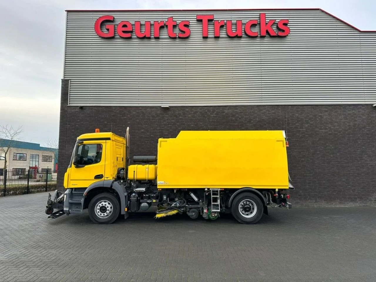 Mercedes-Benz Arocs 1824 4X2 BEAM A9000 SWEEPING TRUCK/ KEHRMA - سياره كنس شوارع: صورة 1 Mercedes-Benz Arocs 1824 4X2 BEAM A9000 SWEEPING TRUCK/ KEHRMA - سياره كنس شوارع: صورة 1