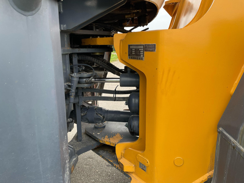 اللودر بعجل Liebherr L580: صورة 19