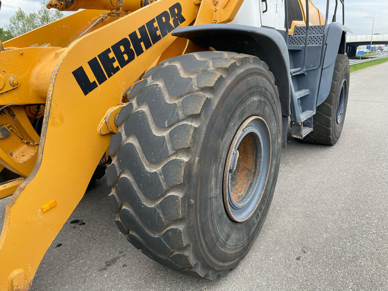اللودر بعجل Liebherr L580: صورة 9