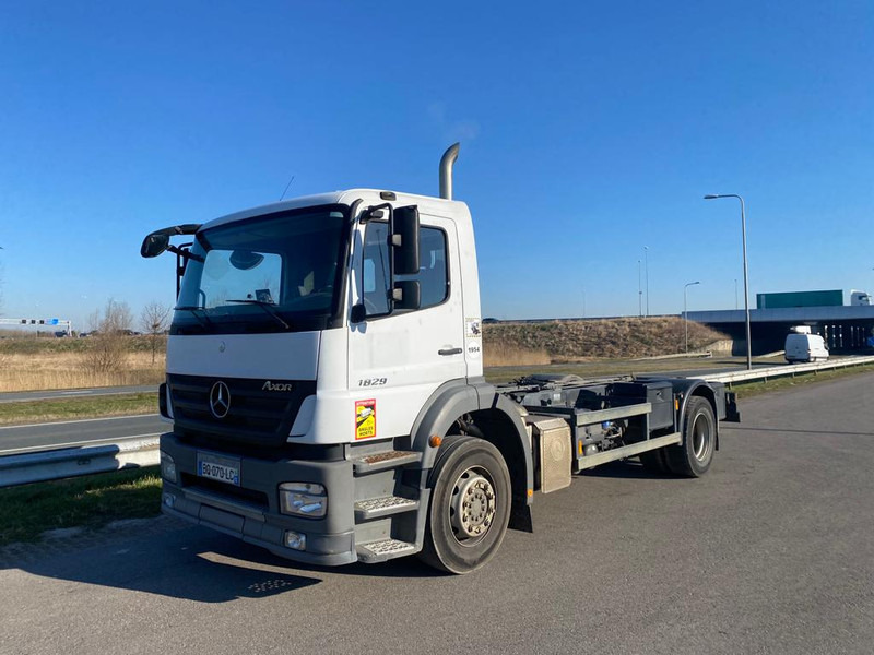 MERCEDESBENZ AXOR 1829 4x2 chassis cab - شاحنة بهيكل معدني للمقصورة: صورة 1 MERCEDESBENZ AXOR 1829 4x2 chassis cab - شاحنة بهيكل معدني للمقصورة: صورة 1