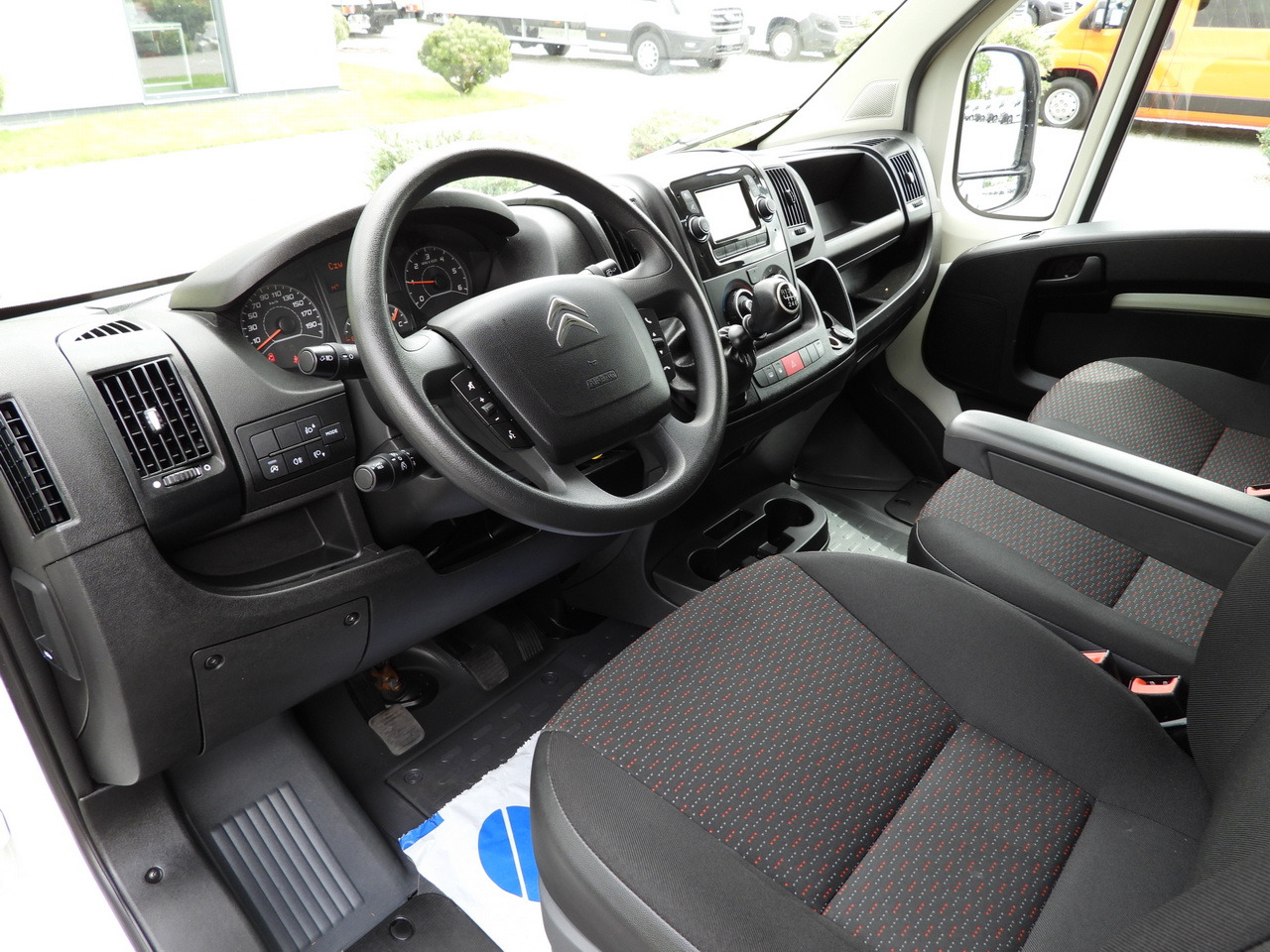 CITROEN JUMPER BOX LIFT 8 PALLETS CRUISE CONTROL NAVIGATION AIR CONDITIONING 165HP - شاحنة بصندوق مغلق: صورة 2 CITROEN JUMPER BOX LIFT 8 PALLETS CRUISE CONTROL NAVIGATION AIR CONDITIONING 165HP - شاحنة بصندوق مغلق: صورة 2