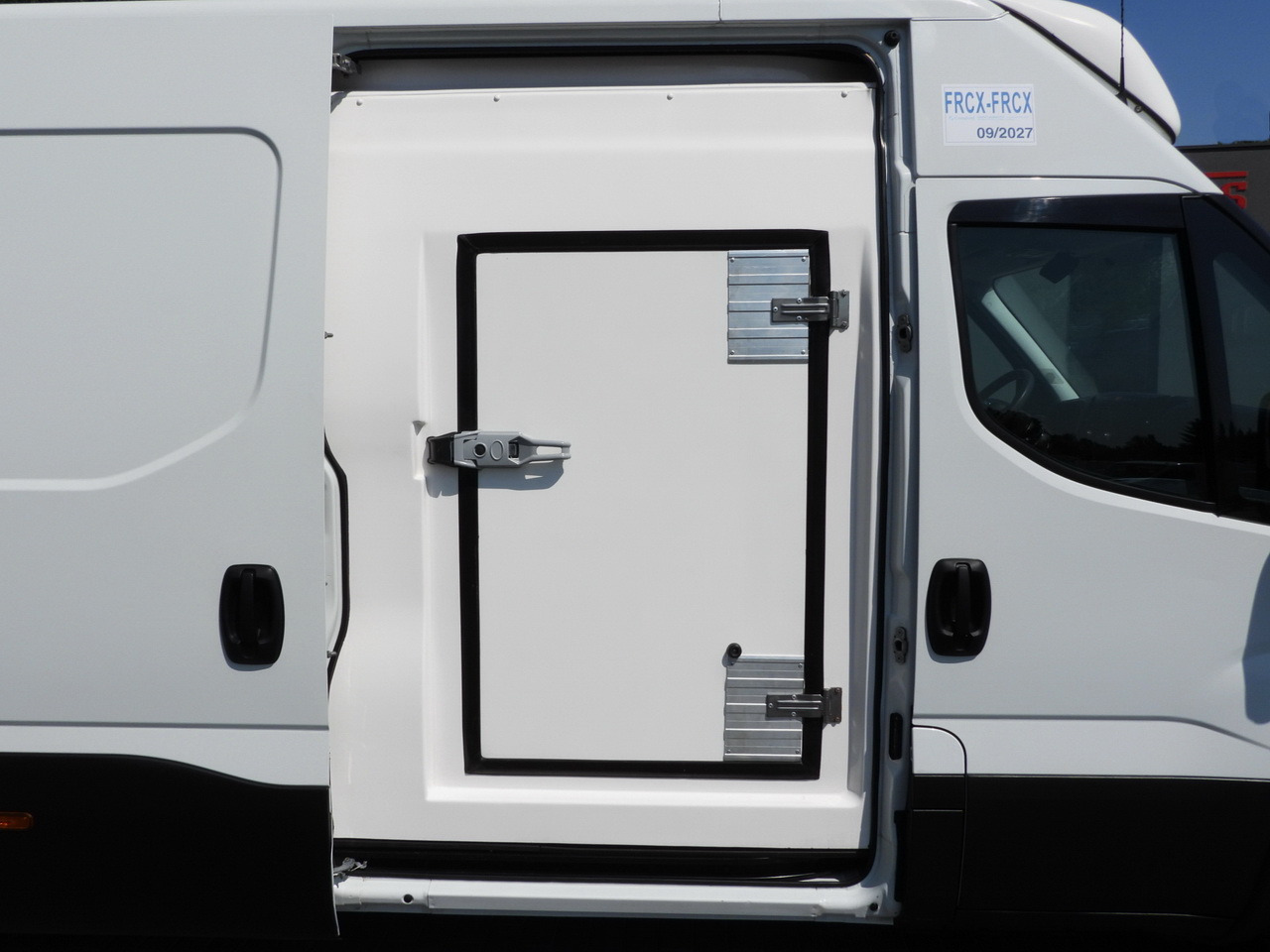 شاحنة توصيل مبردة IVECO DAILY 35S14 REFRIGERATOR VAN 0*C POWER SUPPLY 230V CRUISE CONTROL AUTOMATIC TRANSMISSION HI-MATIC AIR CONDITIONING 140HP: صورة 25 شاحنة توصيل مبردة IVECO DAILY 35S14 REFRIGERATOR VAN 0*C POWER SUPPLY 230V CRUISE CONTROL AUTOMATIC TRANSMISSION HI-MATIC AIR CONDITIONING 140HP: صورة 25