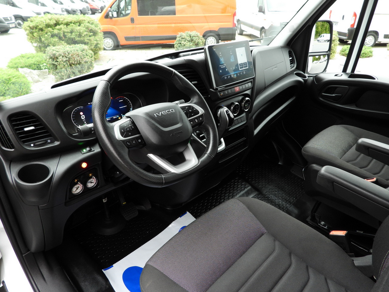 IVECO DAILY 35S18 BOX HI-MATIC LIFT 8 PALLETS CRUISE CONTROL NAVIGATION LED LIGHTS PNEUMATICS AUTOMATIC TRANSMISSION HI-MATIC AIR CONDITIONING 180HP - شاحنة بصندوق مغلق: صورة 2 IVECO DAILY 35S18 BOX HI-MATIC LIFT 8 PALLETS CRUISE CONTROL NAVIGATION LED LIGHTS PNEUMATICS AUTOMATIC TRANSMISSION HI-MATIC AIR CONDITIONING 180HP - شاحنة بصندوق مغلق: صورة 2