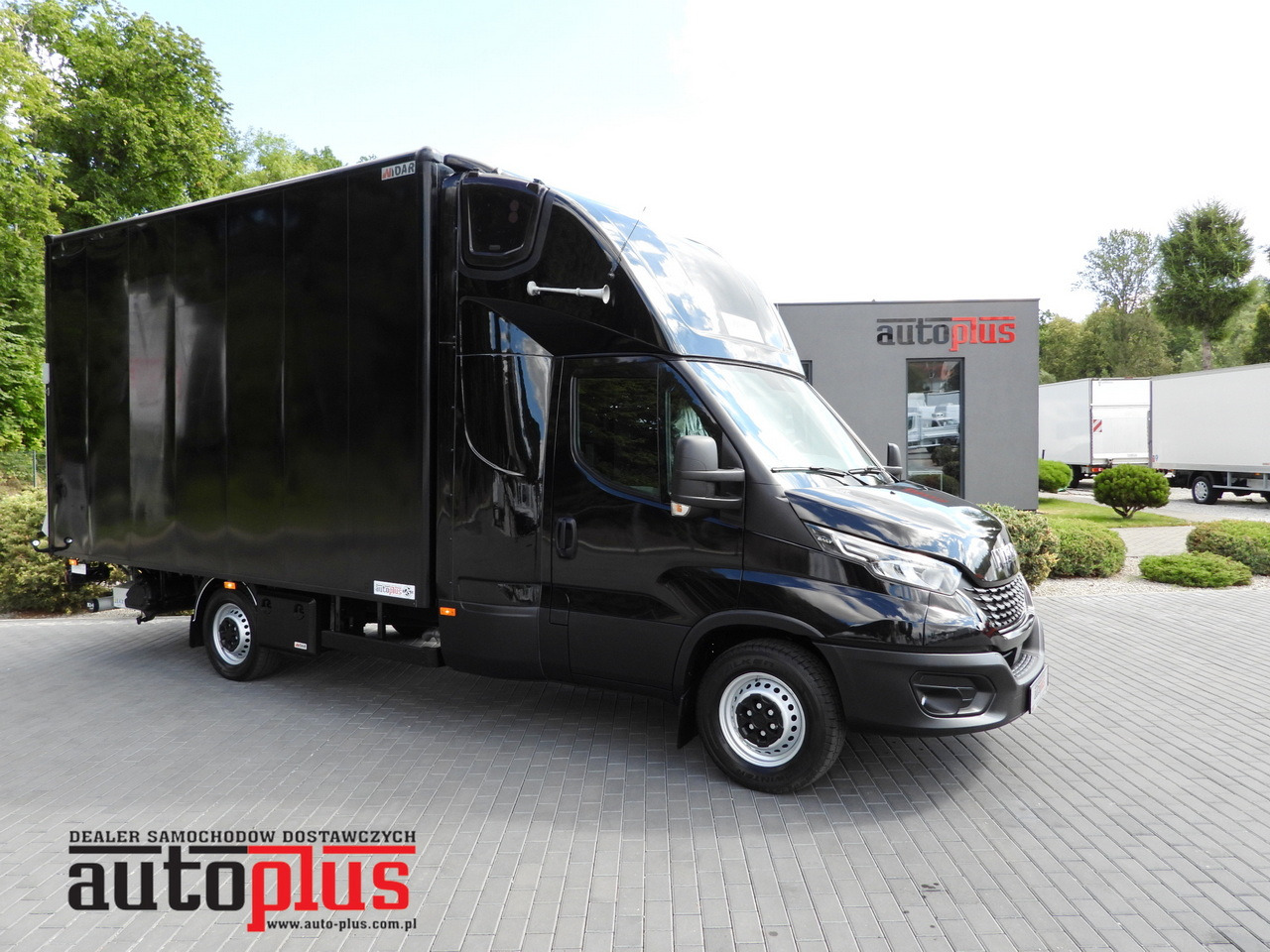 IVECO DAILY 35S18 BOX LIFT 8 PALLETS WEBASTO CRUISE CONTROL NAVIGATION LED LIGHTS PNEUMATICS AIR CONDITIONING 180HP - شاحنة بصندوق مغلق: صورة 1 IVECO DAILY 35S18 BOX LIFT 8 PALLETS WEBASTO CRUISE CONTROL NAVIGATION LED LIGHTS PNEUMATICS AIR CONDITIONING 180HP - شاحنة بصندوق مغلق: صورة 1