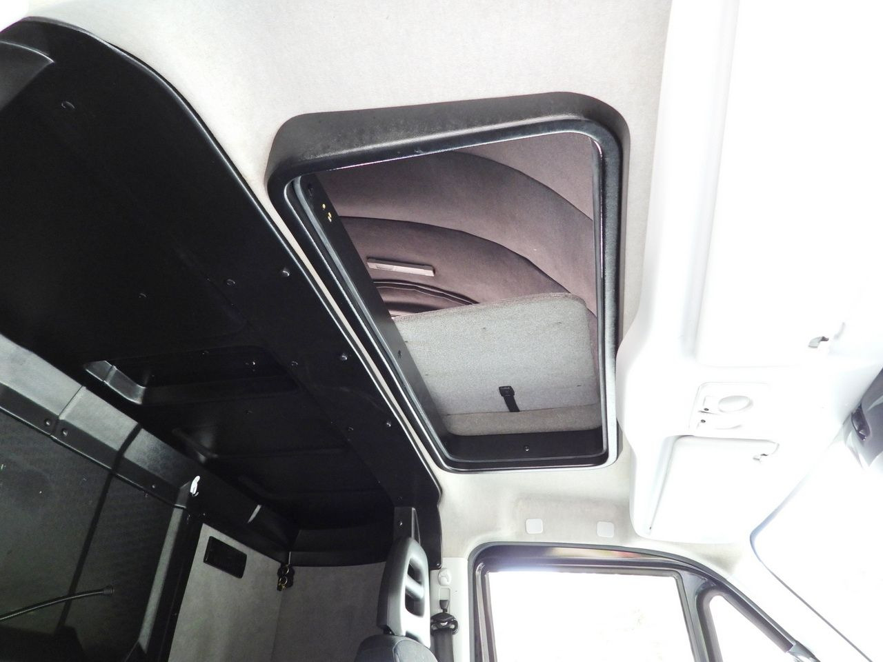 شاحنة بصندوق مغلق IVECO DAILY 35S18 BOX LIFT 8 PALLETS WEBASTO CRUISE CONTROL NAVIGATION LED LIGHTS PNEUMATICS AIR CONDITIONING 180HP: صورة 48 شاحنة بصندوق مغلق IVECO DAILY 35S18 BOX LIFT 8 PALLETS WEBASTO CRUISE CONTROL NAVIGATION LED LIGHTS PNEUMATICS AIR CONDITIONING 180HP: صورة 48