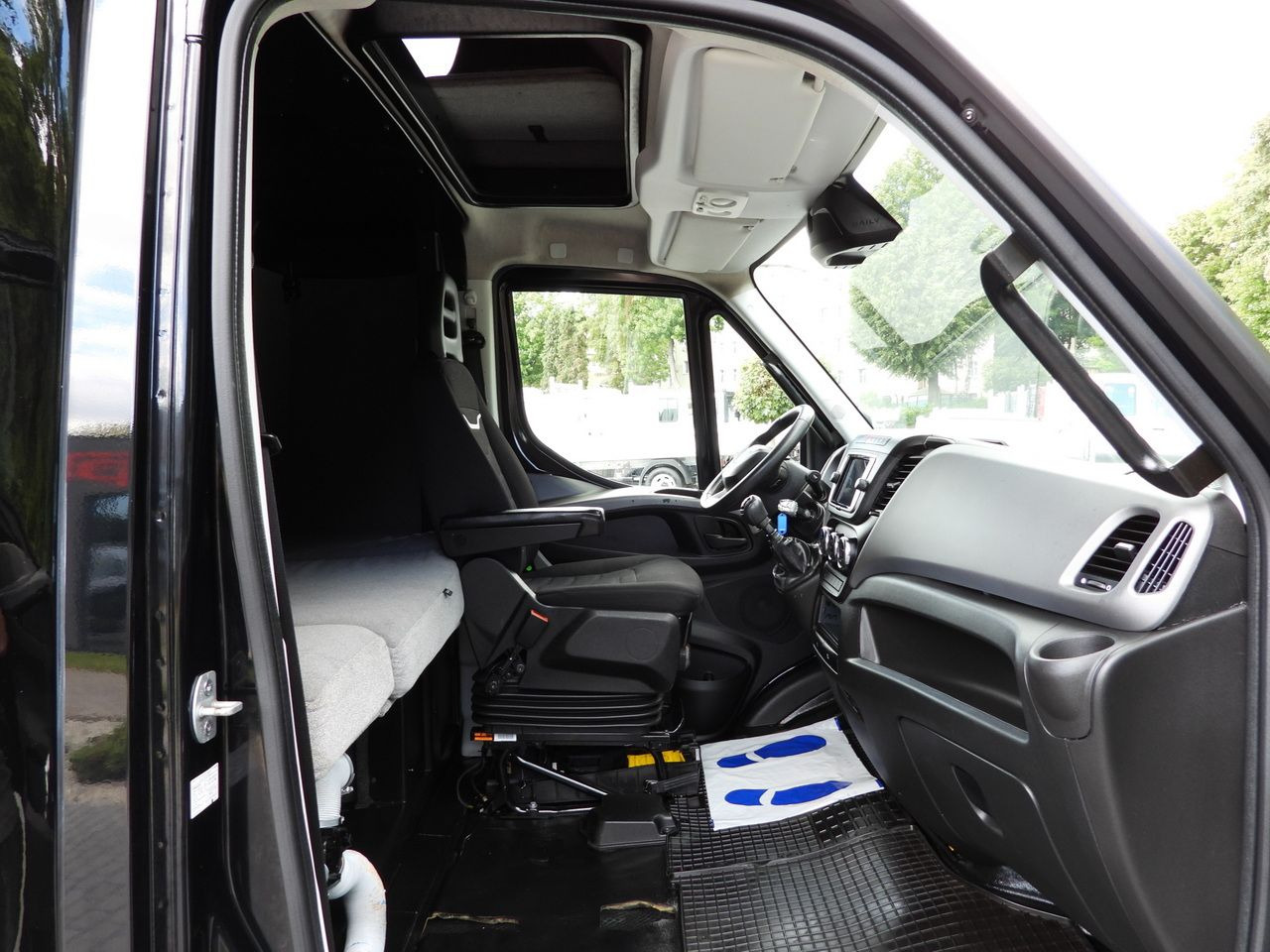 شاحنة بصندوق مغلق IVECO DAILY 35S18 BOX LIFT 8 PALLETS WEBASTO CRUISE CONTROL NAVIGATION LED LIGHTS PNEUMATICS AIR CONDITIONING 180HP: صورة 44 شاحنة بصندوق مغلق IVECO DAILY 35S18 BOX LIFT 8 PALLETS WEBASTO CRUISE CONTROL NAVIGATION LED LIGHTS PNEUMATICS AIR CONDITIONING 180HP: صورة 44