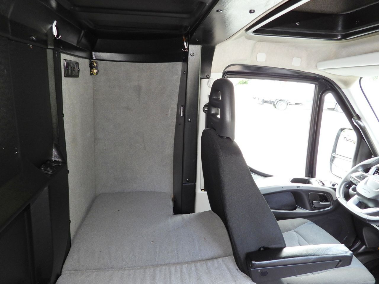 شاحنة بصندوق مغلق IVECO DAILY 35S18 BOX LIFT 8 PALLETS WEBASTO CRUISE CONTROL NAVIGATION LED LIGHTS PNEUMATICS AIR CONDITIONING 180HP: صورة 47 شاحنة بصندوق مغلق IVECO DAILY 35S18 BOX LIFT 8 PALLETS WEBASTO CRUISE CONTROL NAVIGATION LED LIGHTS PNEUMATICS AIR CONDITIONING 180HP: صورة 47