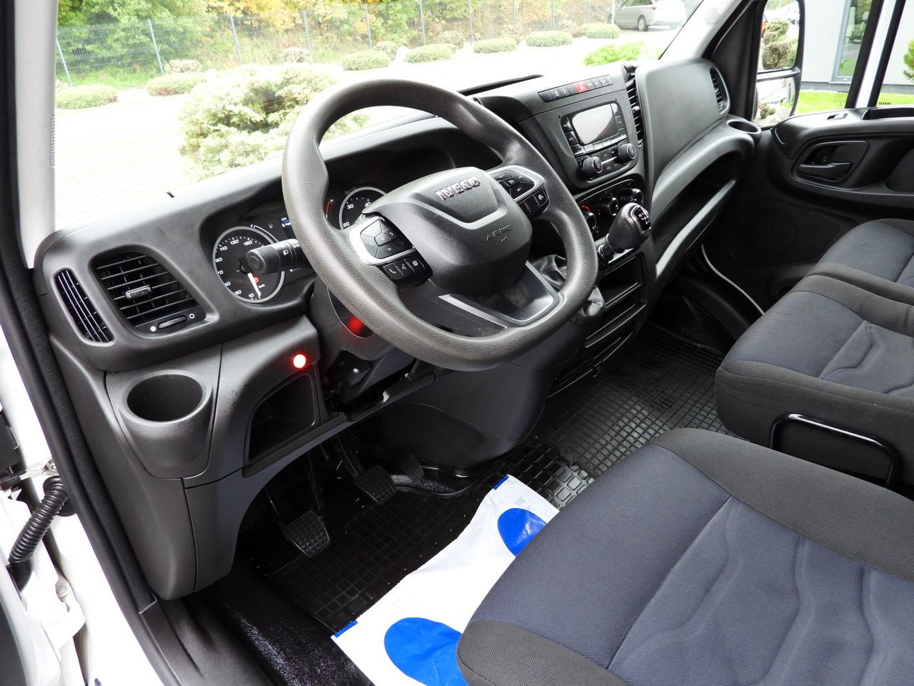 IVECO DAILY 35S18 TARPAULIN LIFT 8 PALLETS WEBASTO CRUISE CONTROL AIR CONDITIONING 180HP - شاحنة مغلقة بستائر جانبية: صورة 2 IVECO DAILY 35S18 TARPAULIN LIFT 8 PALLETS WEBASTO CRUISE CONTROL AIR CONDITIONING 180HP - شاحنة مغلقة بستائر جانبية: صورة 2