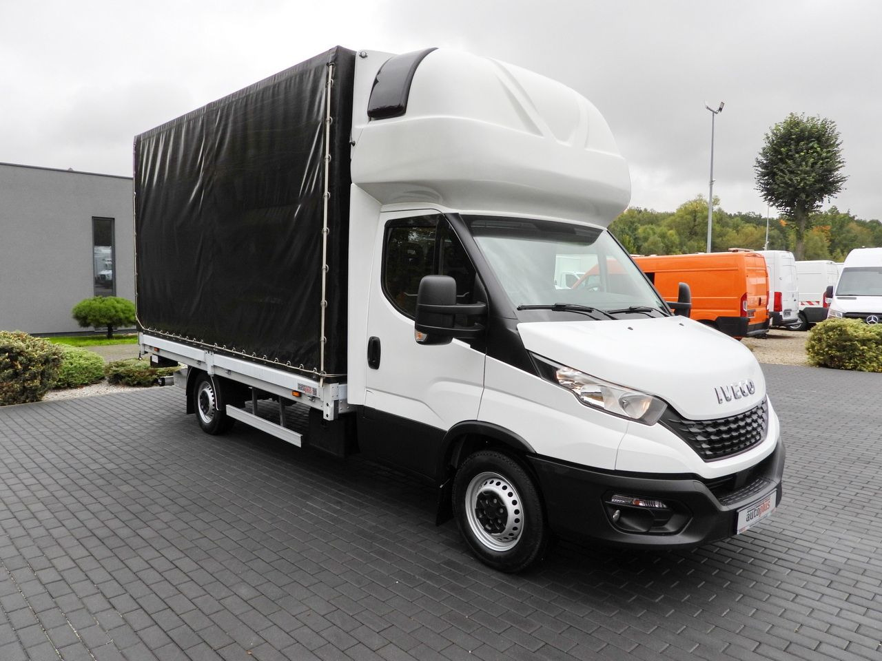 IVECO DAILY 35S18 TARPAULIN LIFT 8 PALLETS WEBASTO CRUISE CONTROL AIR CONDITIONING 180HP - شاحنة مغلقة بستائر جانبية: صورة 4 IVECO DAILY 35S18 TARPAULIN LIFT 8 PALLETS WEBASTO CRUISE CONTROL AIR CONDITIONING 180HP - شاحنة مغلقة بستائر جانبية: صورة 4