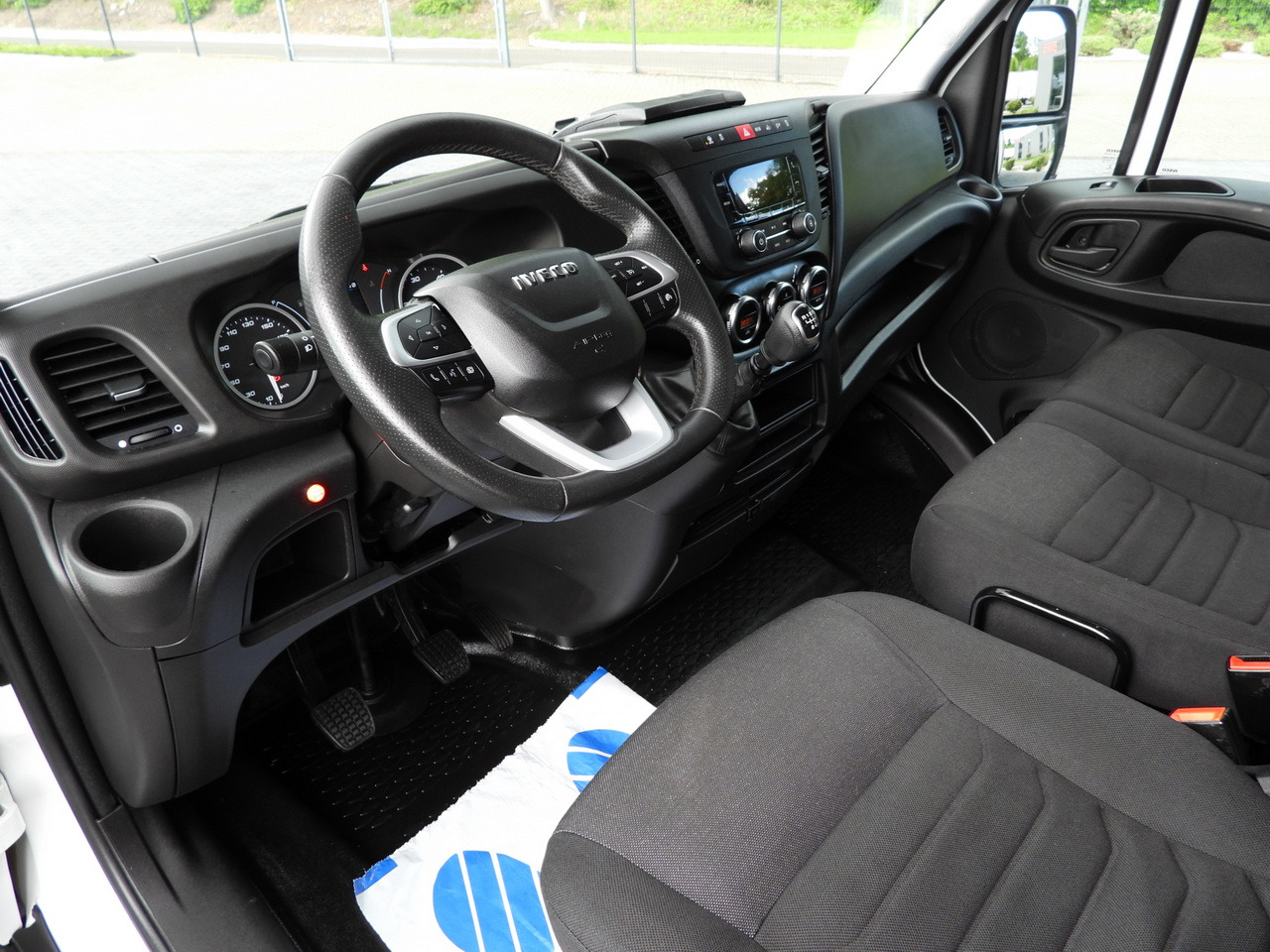 IVECO DAILY 35S18 TARPAULIN LIFT 8 PALLETS WEBASTO CRUISE CONTROL AIR CONDITIONING 180HP - شاحنة مغلقة بستائر جانبية: صورة 2 IVECO DAILY 35S18 TARPAULIN LIFT 8 PALLETS WEBASTO CRUISE CONTROL AIR CONDITIONING 180HP - شاحنة مغلقة بستائر جانبية: صورة 2