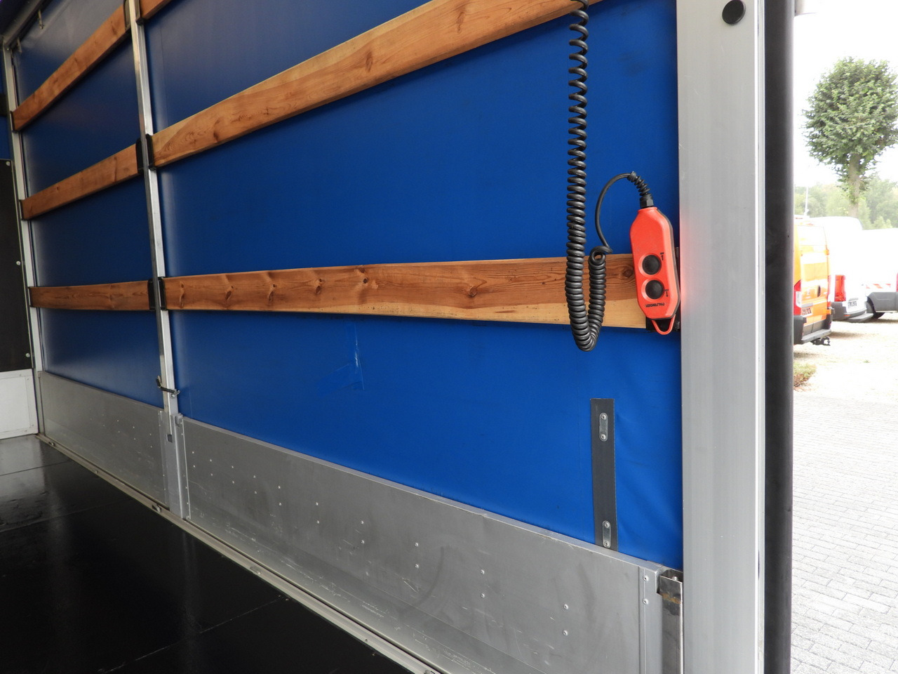 شاحنة مغلقة بستائر جانبية IVECO DAILY 35S18 TARPAULIN LIFT 8 PALLETS WEBASTO CRUISE CONTROL LED LIGHTS AIR CONDITIONING  180HP: صورة 24