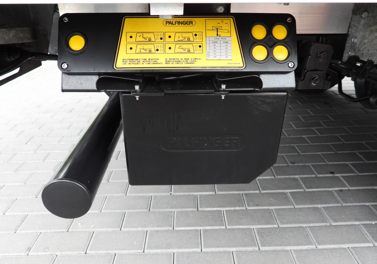 شاحنة مغلقة بستائر جانبية IVECO DAILY 35S18 TARPAULIN LIFT 8 PALLETS WEBASTO CRUISE CONTROL LED LIGHTS AIR CONDITIONING  180HP: صورة 26