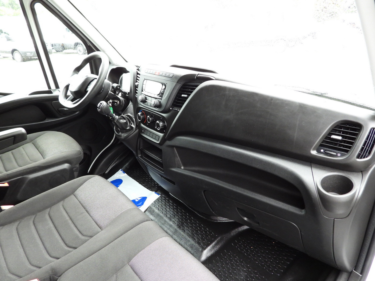 شاحنة مغلقة بستائر جانبية IVECO DAILY 35S18 TARPAULIN LIFT 8 PALLETS WEBASTO CRUISE CONTROL LED LIGHTS AIR CONDITIONING  180HP: صورة 45