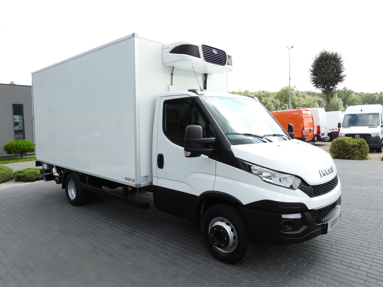 IVECO DAILY 70C17 REFRIGERATOR 1*C LIFT 10 PALLETS POWER SUPPLY 230V CRUISE CONTROL AIR CONDITIONING PNEUMATICS AUTOMATIC TRANSMISSION HI-MATIC TWIN WHEELS 170HP - شاحنة ذات مبرد: صورة 4 IVECO DAILY 70C17 REFRIGERATOR 1*C LIFT 10 PALLETS POWER SUPPLY 230V CRUISE CONTROL AIR CONDITIONING PNEUMATICS AUTOMATIC TRANSMISSION HI-MATIC TWIN WHEELS 170HP - شاحنة ذات مبرد: صورة 4