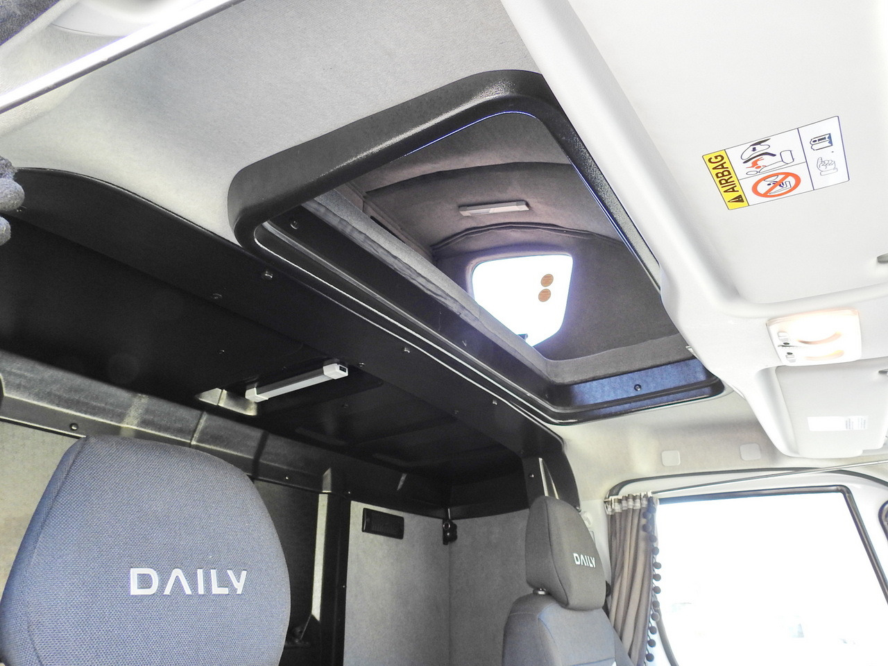 شاحنة بصندوق مغلق IVECO DAILY 70C18 BOX LIFT 14 PALLETS WEBASTO CRUISE CONTROL NAVIGATION LED LIGHTS TWIN WHEELS AIR CONDITIONING 180HP: صورة 46 شاحنة بصندوق مغلق IVECO DAILY 70C18 BOX LIFT 14 PALLETS WEBASTO CRUISE CONTROL NAVIGATION LED LIGHTS TWIN WHEELS AIR CONDITIONING 180HP: صورة 46