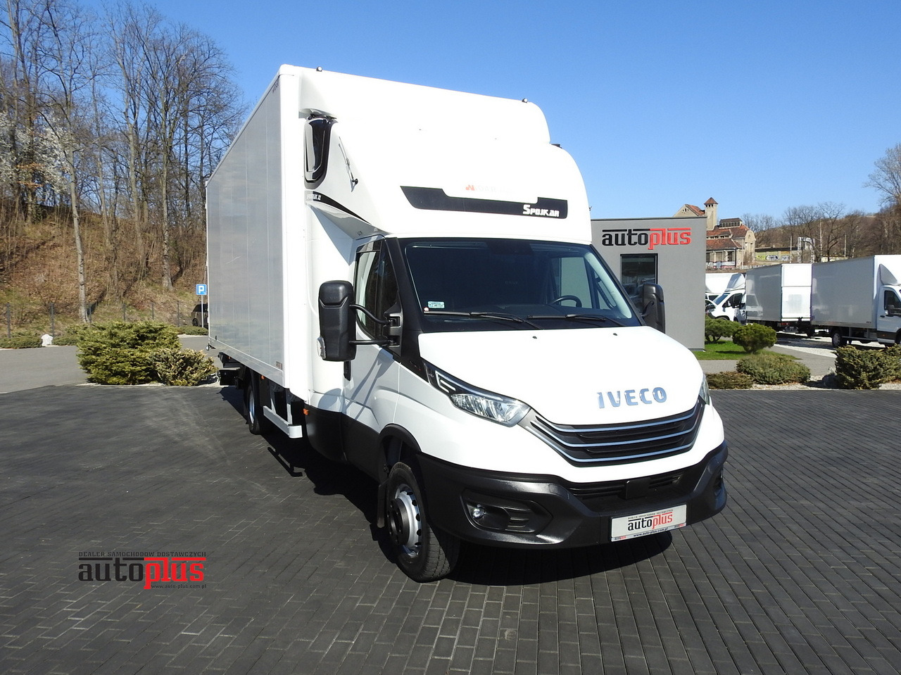 IVECO DAILY 70C18 BOX LIFT 14 PALLETS WEBASTO CRUISE CONTROL NAVIGATION LED LIGHTS TWIN WHEELS AIR CONDITIONING 180HP - شاحنة بصندوق مغلق: صورة 1 IVECO DAILY 70C18 BOX LIFT 14 PALLETS WEBASTO CRUISE CONTROL NAVIGATION LED LIGHTS TWIN WHEELS AIR CONDITIONING 180HP - شاحنة بصندوق مغلق: صورة 1