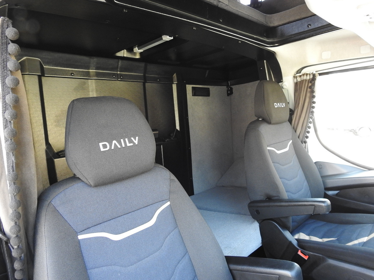 شاحنة بصندوق مغلق IVECO DAILY 70C18 BOX LIFT 14 PALLETS WEBASTO CRUISE CONTROL NAVIGATION LED LIGHTS TWIN WHEELS AIR CONDITIONING 180HP: صورة 45 شاحنة بصندوق مغلق IVECO DAILY 70C18 BOX LIFT 14 PALLETS WEBASTO CRUISE CONTROL NAVIGATION LED LIGHTS TWIN WHEELS AIR CONDITIONING 180HP: صورة 45