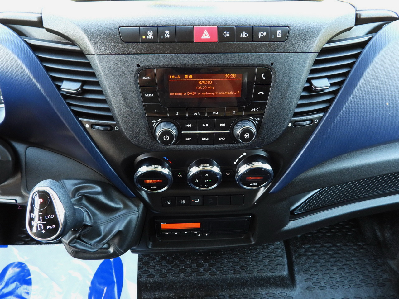 شاحنة صندوقية IVECO DAILY 72C18 LIFT 14 PALLETS CRUISE CONTROL PNEUMATICS AUTOMATIC TRANSMISSION HI-MATIC TWIN WHEELS AIR CONDITIONING  180HP: صورة 39