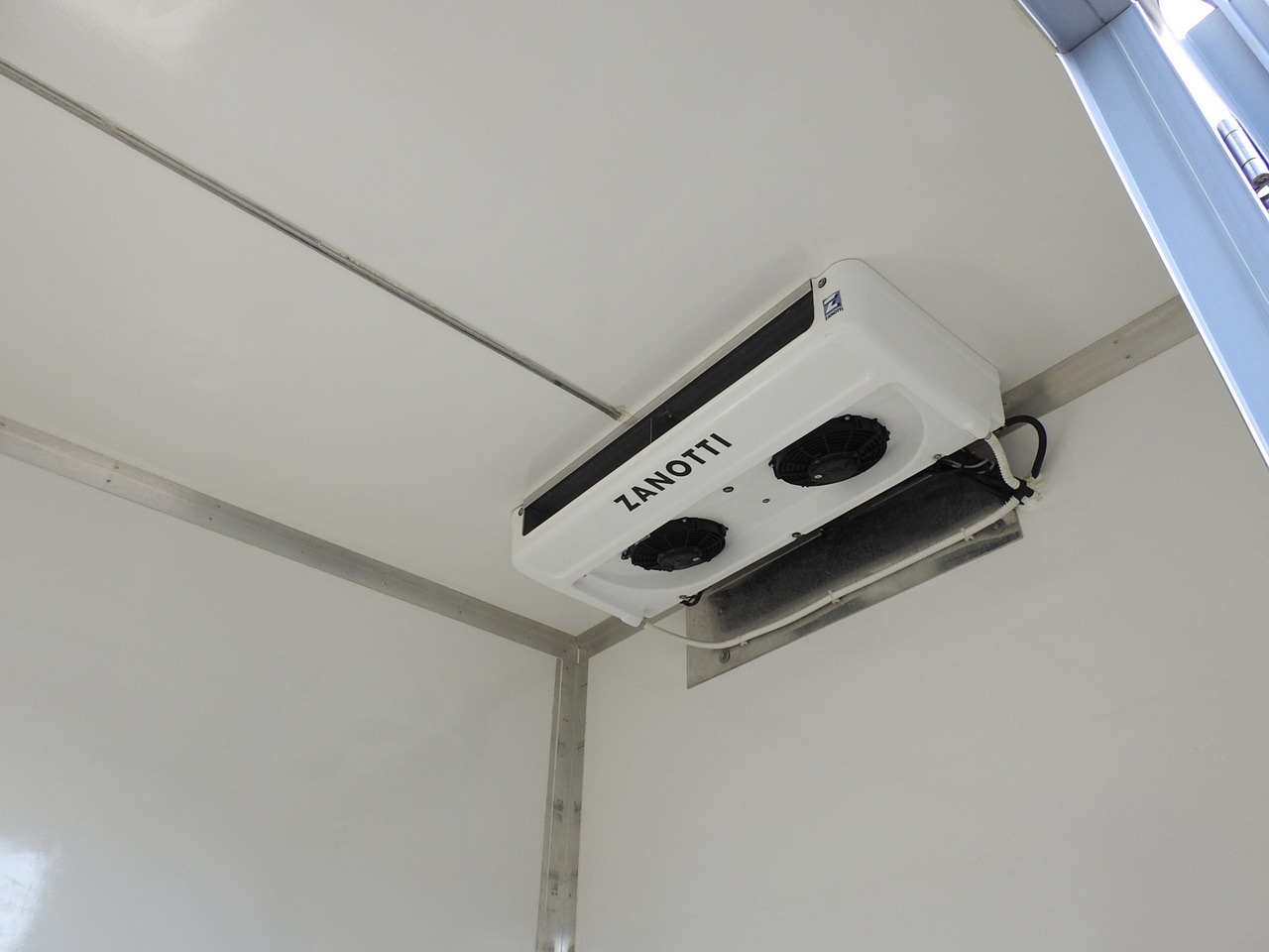 شاحنة توصيل مبردة MAN TGE 3.180 REGRIGERATOR BOX -5*C 8 PALLETS HEATING FUNCTION CRUISE CONTROL PNEUMATICS AIR CONDITIONING 180HP: صورة 22 شاحنة توصيل مبردة MAN TGE 3.180 REGRIGERATOR BOX -5*C 8 PALLETS HEATING FUNCTION CRUISE CONTROL PNEUMATICS AIR CONDITIONING 180HP: صورة 22