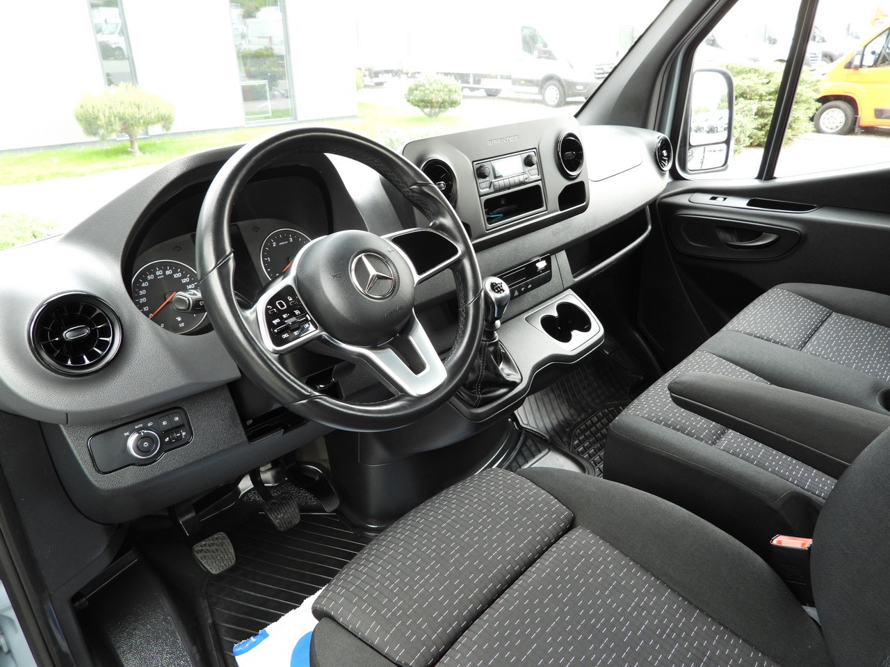 MERCEDES SPRINTER 315 STAKE BODY 8 PALLETS CRUISE CONTROL AIR CONDITIONING 150HP - شاحنة توصيل مفتوحة: صورة 2 MERCEDES SPRINTER 315 STAKE BODY 8 PALLETS CRUISE CONTROL AIR CONDITIONING 150HP - شاحنة توصيل مفتوحة: صورة 2