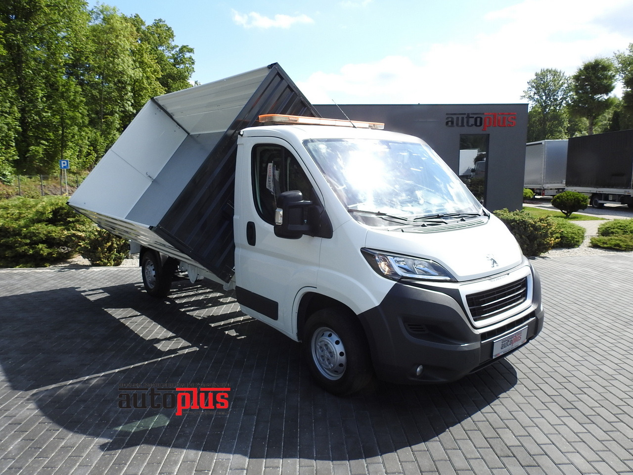 PEUGEOT BOXER THREE-WAY TIPPER AIR CONDITIONING 130HP - قلاب صغير: صورة 1 PEUGEOT BOXER THREE-WAY TIPPER AIR CONDITIONING 130HP - قلاب صغير: صورة 1