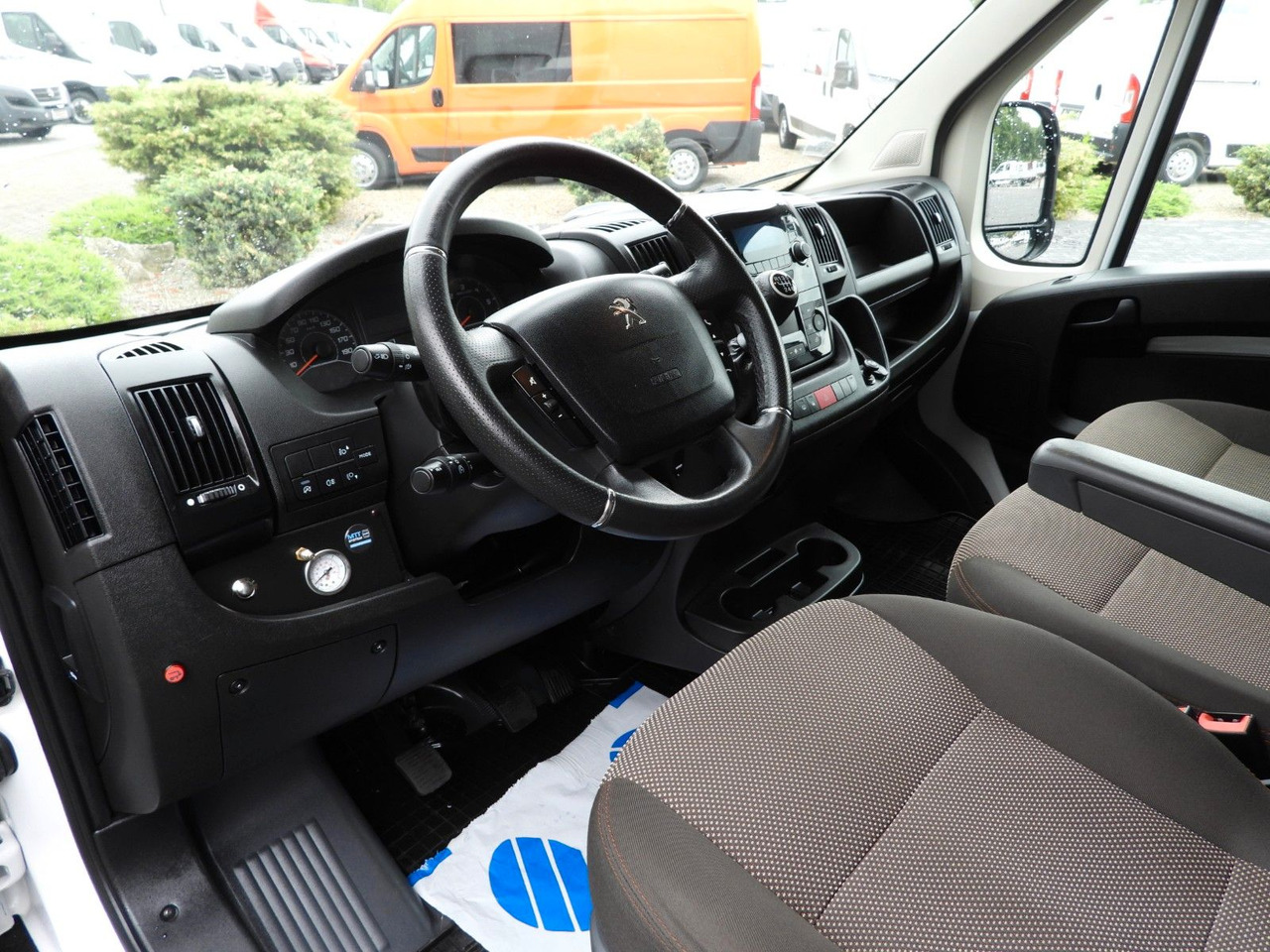 Peugeot BOXER PRITSCHE PLANE AUFZUG 8 PALETTEN TEMPOMAT - شاحنة مغلقة بستائر جانبية: صورة 2 Peugeot BOXER PRITSCHE PLANE AUFZUG 8 PALETTEN TEMPOMAT - شاحنة مغلقة بستائر جانبية: صورة 2