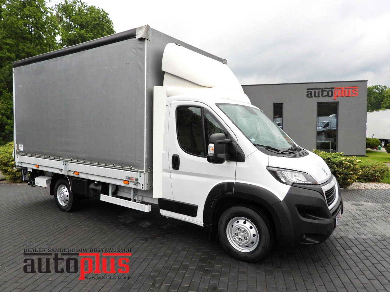 Peugeot BOXER PRITSCHE PLANE AUFZUG 8 PALETTEN TEMPOMAT - شاحنة مغلقة بستائر جانبية: صورة 1 Peugeot BOXER PRITSCHE PLANE AUFZUG 8 PALETTEN TEMPOMAT - شاحنة مغلقة بستائر جانبية: صورة 1