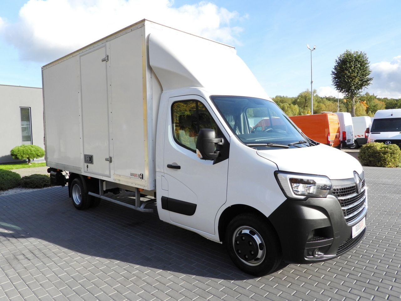 RENAULT MASTER BOX LIFT 8 PALLETS CRUISE CONTROL LED LIGHTS TWIN WHEELS AIR CONDITIONING 145HP - شاحنة بصندوق مغلق: صورة 4 RENAULT MASTER BOX LIFT 8 PALLETS CRUISE CONTROL LED LIGHTS TWIN WHEELS AIR CONDITIONING 145HP - شاحنة بصندوق مغلق: صورة 4