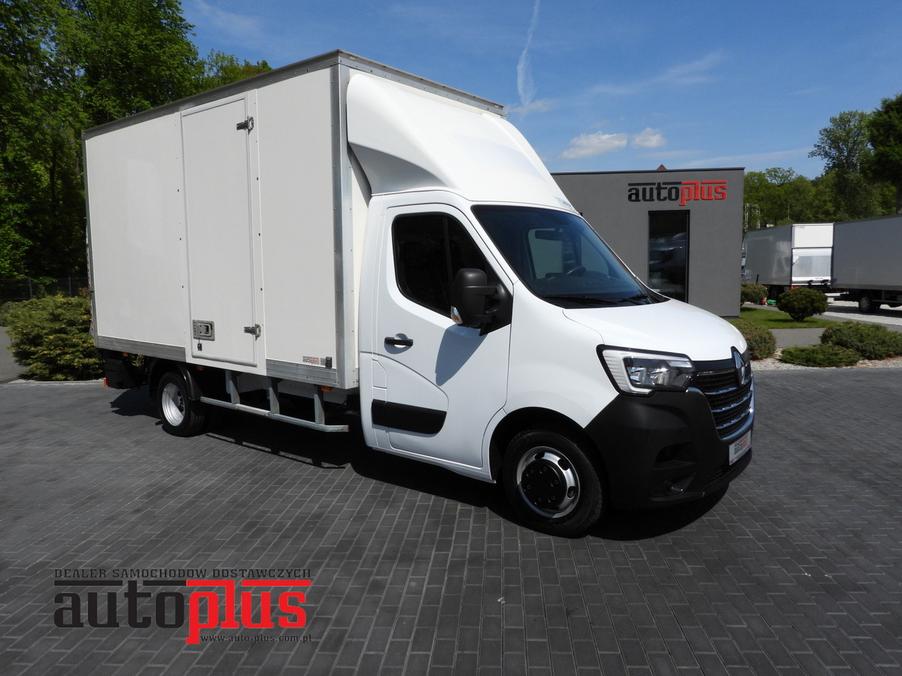 RENAULT MASTER BOX LIFT 8 PALLETS CRUISE CONTROL NAVIGATION LED LIGHTS TWIN WHEELS AIR CONDITIONING 145HP - شاحنة بصندوق مغلق: صورة 1 RENAULT MASTER BOX LIFT 8 PALLETS CRUISE CONTROL NAVIGATION LED LIGHTS TWIN WHEELS AIR CONDITIONING 145HP - شاحنة بصندوق مغلق: صورة 1