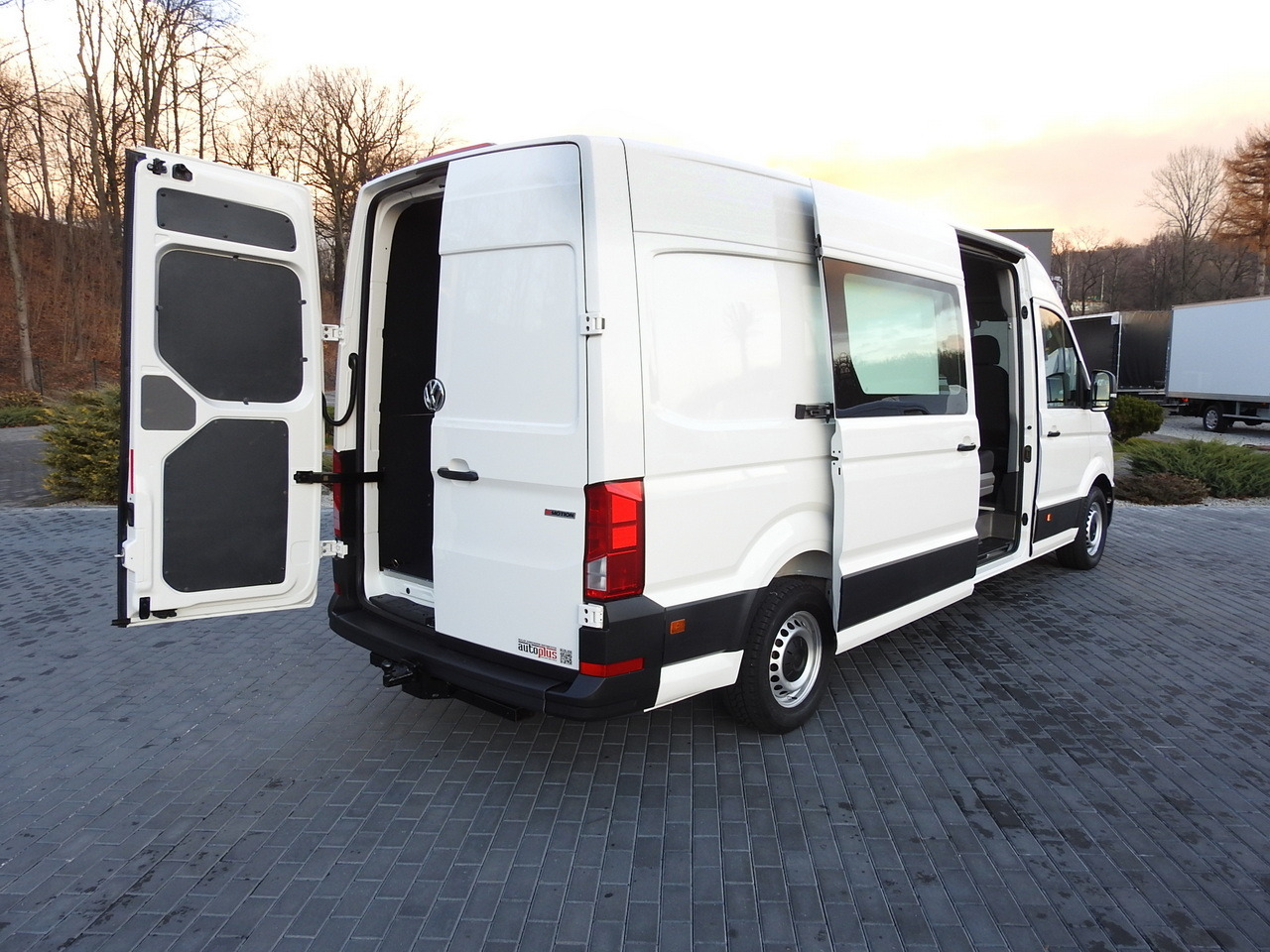 VOLKSWAGEN CRAFTER 4X4 4MOTION BOX DELIVERY VAN 7 SEATS AIR CONDITIONING 140HP - فان: صورة 3 VOLKSWAGEN CRAFTER 4X4 4MOTION BOX DELIVERY VAN 7 SEATS AIR CONDITIONING 140HP - فان: صورة 3