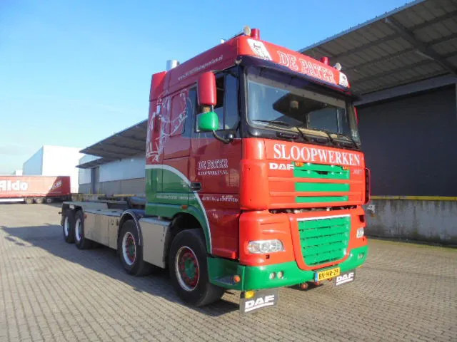 DAF XF 105 410 FAD 8X4 STEEL SUSPENSION - شاحنة برافعة خطافية: صورة 2 DAF XF 105 410 FAD 8X4 STEEL SUSPENSION - شاحنة برافعة خطافية: صورة 2