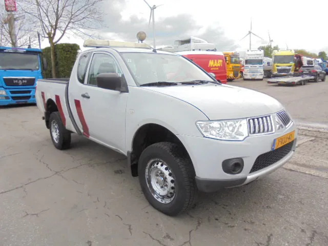 Mitsubishi L200 4X4 PICK-UP - شاحنة البيك أب: صورة 3 Mitsubishi L200 4X4 PICK-UP - شاحنة البيك أب: صورة 3