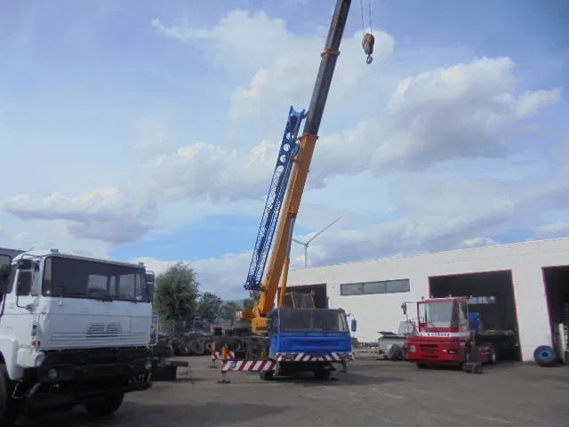 PPM ATT 350 4X4X4 - رافعة لجميع التضاريس: صورة 2 PPM ATT 350 4X4X4 - رافعة لجميع التضاريس: صورة 2