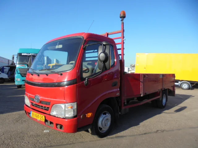 شاحنة سحب Toyota Dyna 150 D4D: صورة 1