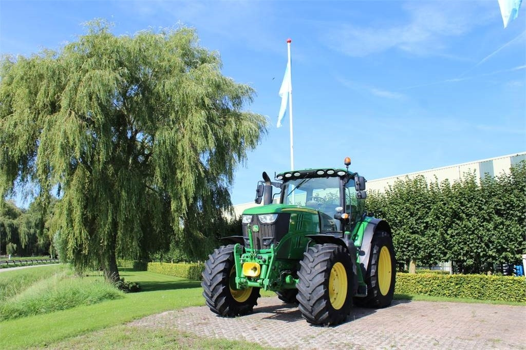 John Deere 6215R - جرار: صورة 1 John Deere 6215R - جرار: صورة 1