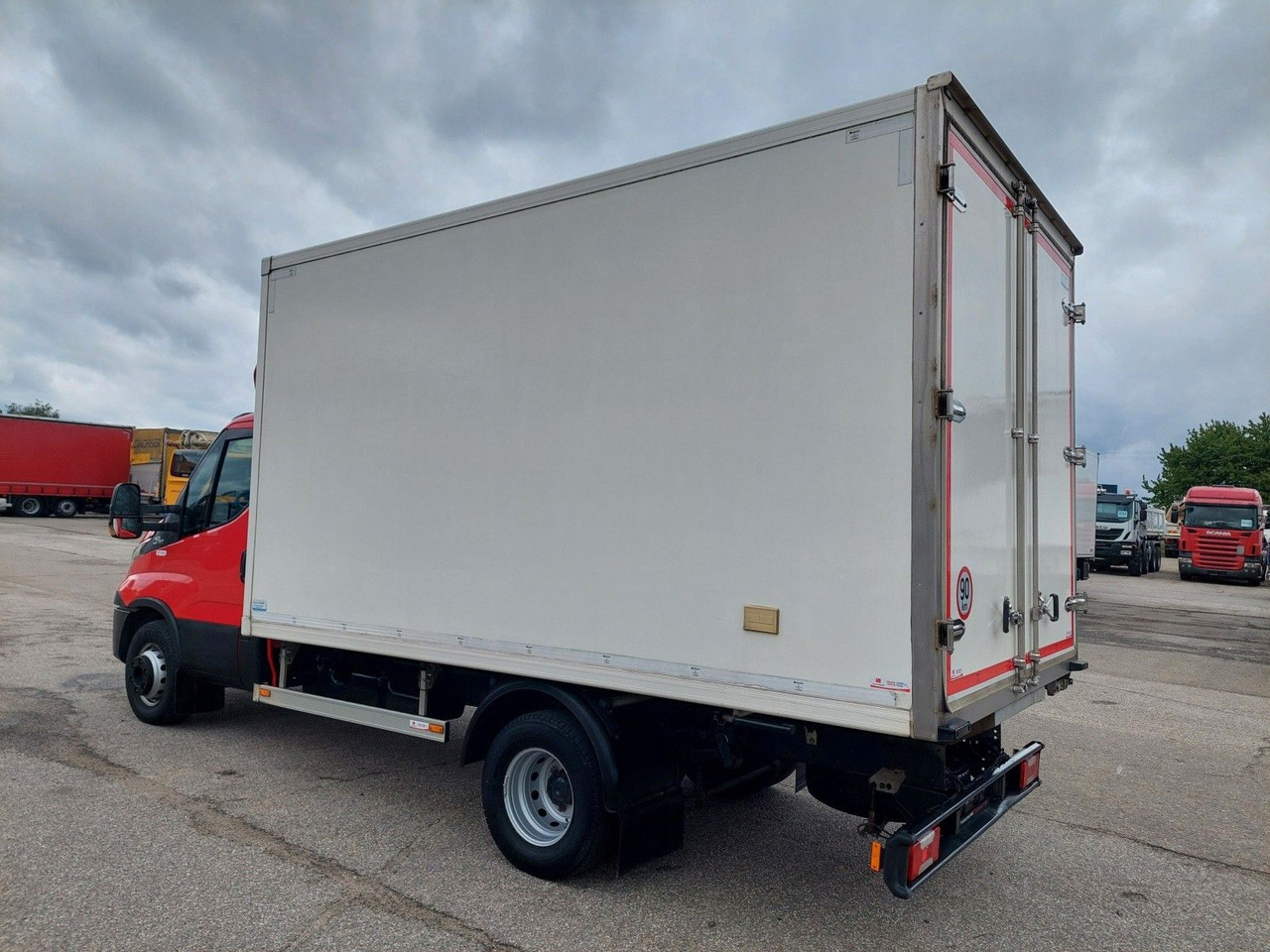 Iveco Daily 70 C18 Carrier Rohrbahnen Fleischhaken - شاحنة توصيل مبردة: صورة 3 Iveco Daily 70 C18 Carrier Rohrbahnen Fleischhaken - شاحنة توصيل مبردة: صورة 3
