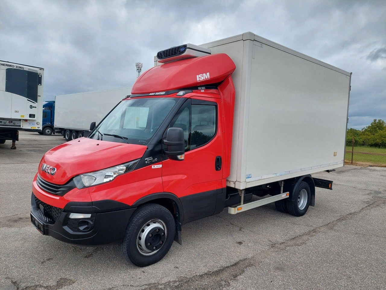 Iveco Daily 70 C18 Carrier Rohrbahnen Fleischhaken - شاحنة توصيل مبردة: صورة 1 Iveco Daily 70 C18 Carrier Rohrbahnen Fleischhaken - شاحنة توصيل مبردة: صورة 1