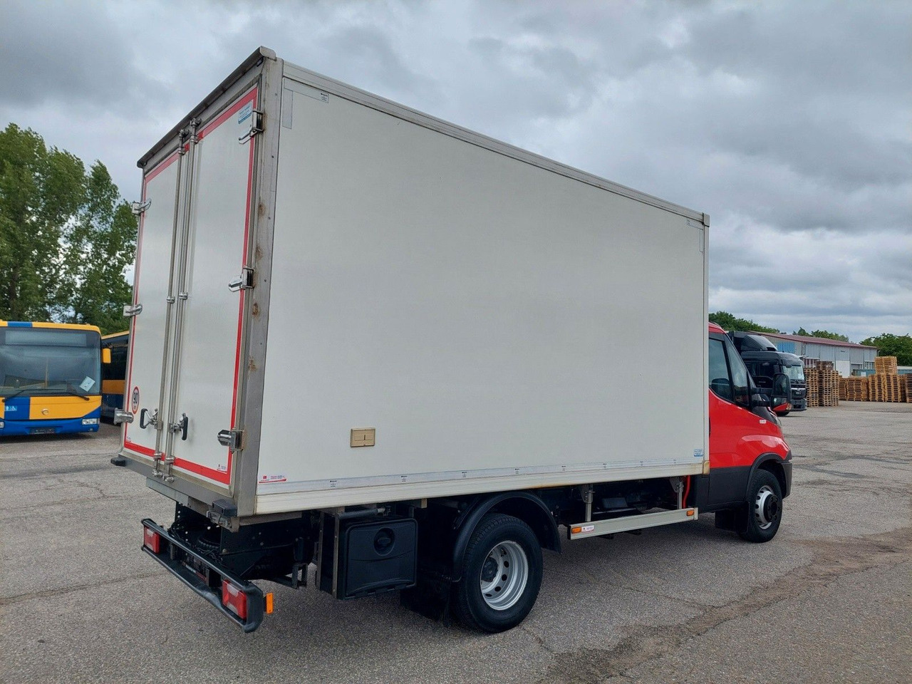 Iveco Daily 70 C18 Carrier Rohrbahnen Fleischhaken - شاحنة توصيل مبردة: صورة 4 Iveco Daily 70 C18 Carrier Rohrbahnen Fleischhaken - شاحنة توصيل مبردة: صورة 4