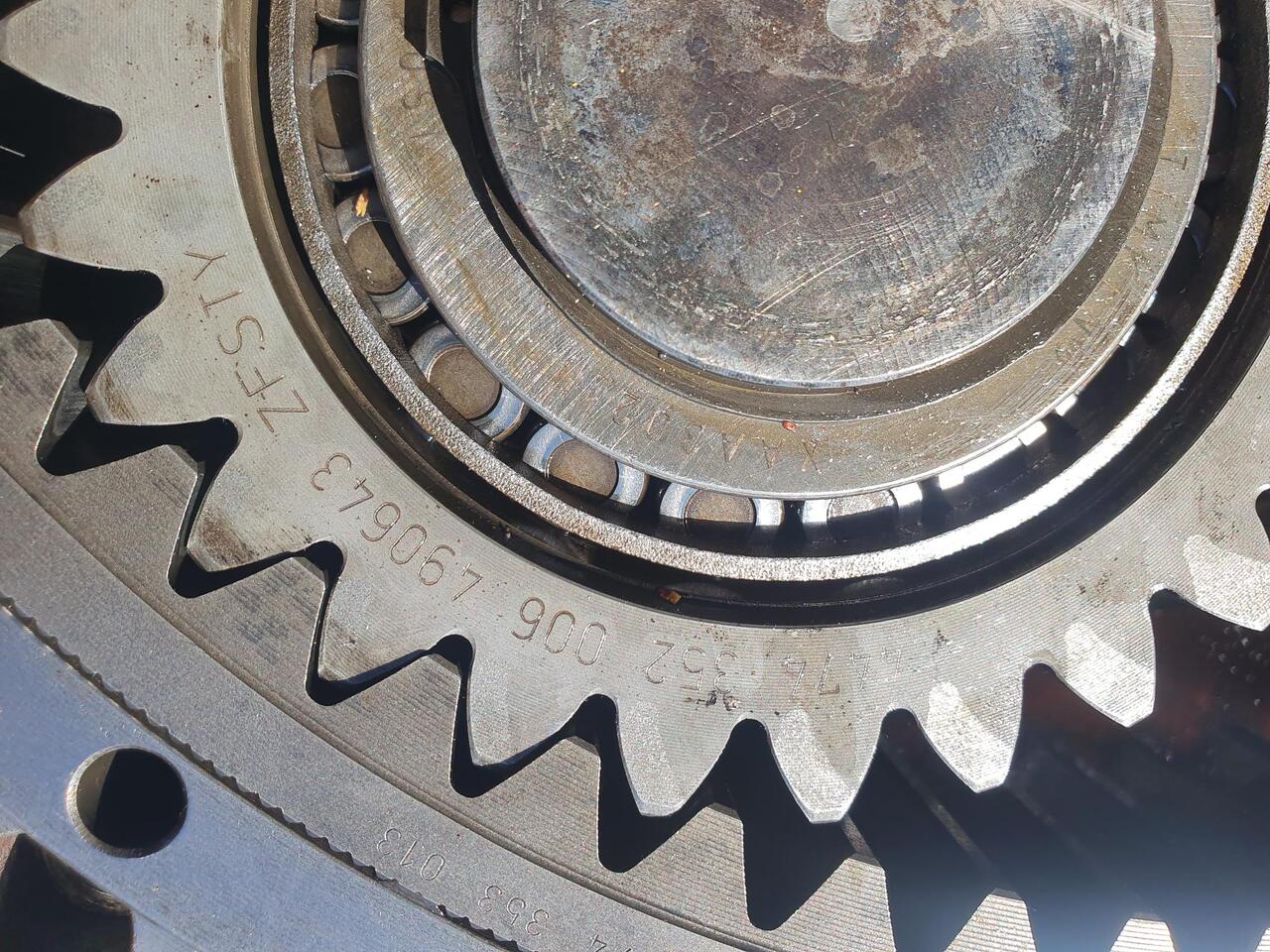 CARDILLA DELANTERA LIEBHERR L554-556 - نقل الحركة - آلات الإنشاء: صورة 4 CARDILLA DELANTERA LIEBHERR L554-556 - نقل الحركة - آلات الإنشاء: صورة 4